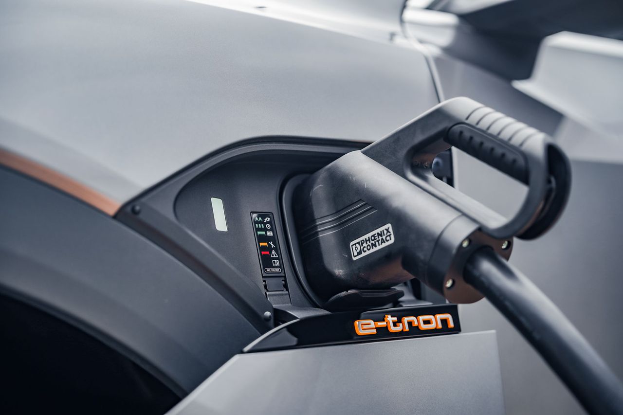 Cổng sạc nhanh DC trên Audi e-tron SUV 2023