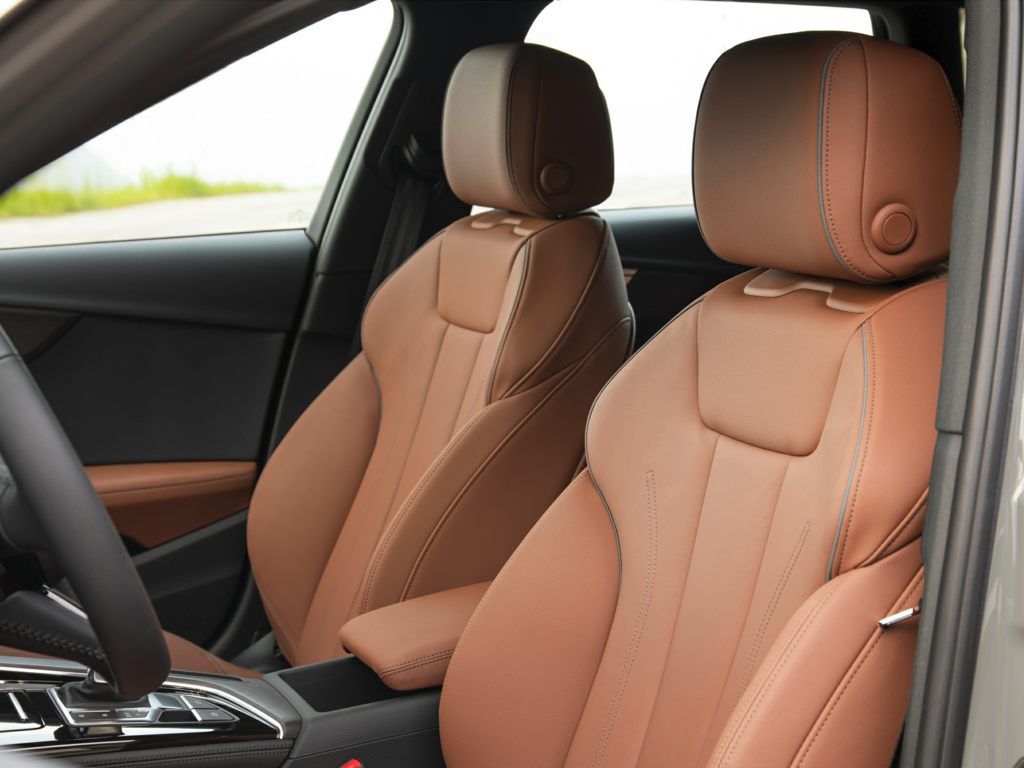Hàng ghế trước trên Audi A4 2023 có thể điều khiển điện, bơm hơi tựa lưng 4 chiều, nhớ vị trí ghế lái