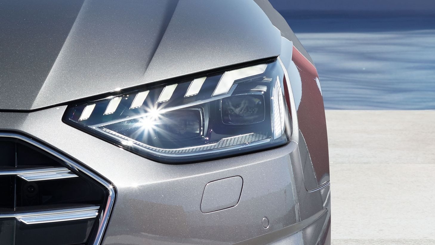 Cụm đèn trước của Audi A4  có sự đổi mới với kiểu hình khối tinh tế hơn