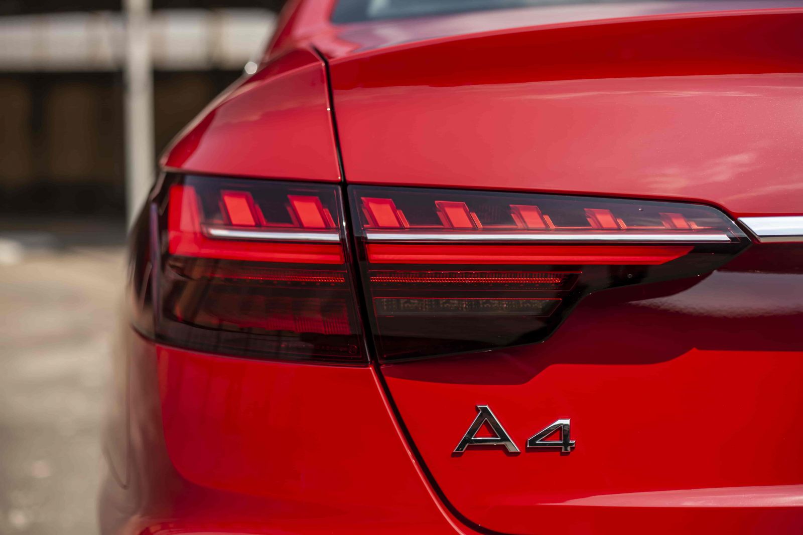 Đuôi xe Audi A4 40 TFSI Advanced Plus 2023 sở hữu nhiều nếp nhấn nằm ngang tạo cảm giác cân bằng và vững chãi