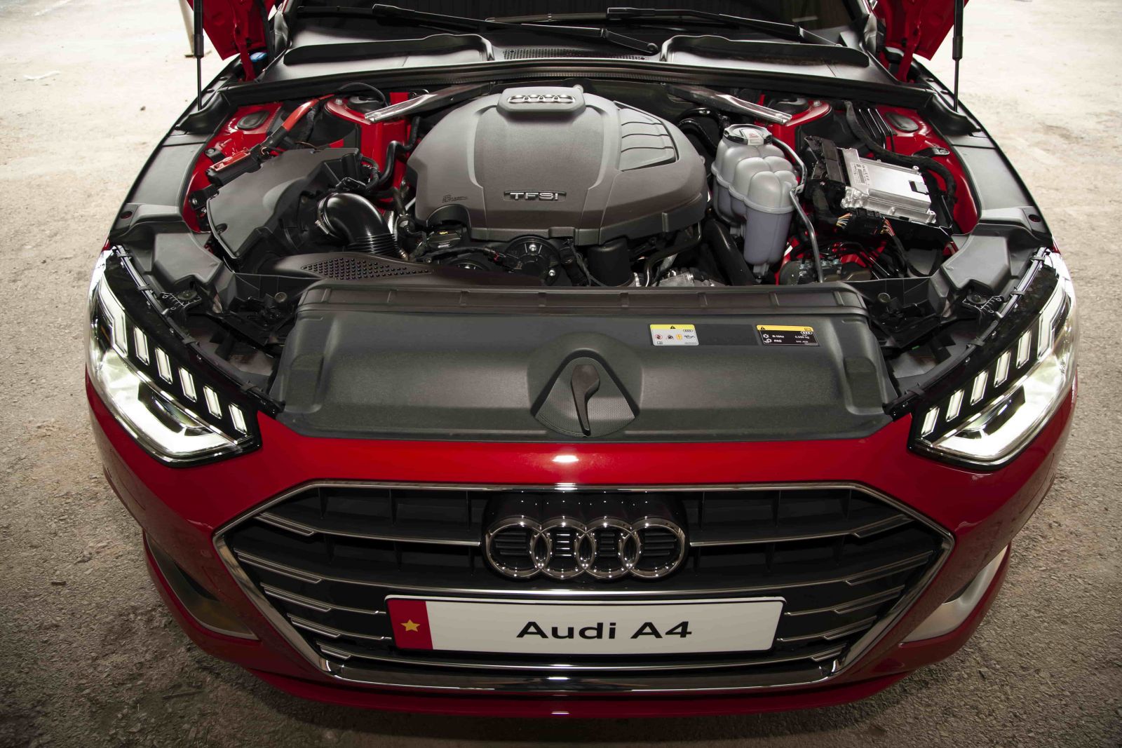Audi A4 2023 sử dụng động cơ xăng tăng áp 2.0L, sản sinh công suất 190 mã lực và mô-men xoắn 320 Nm