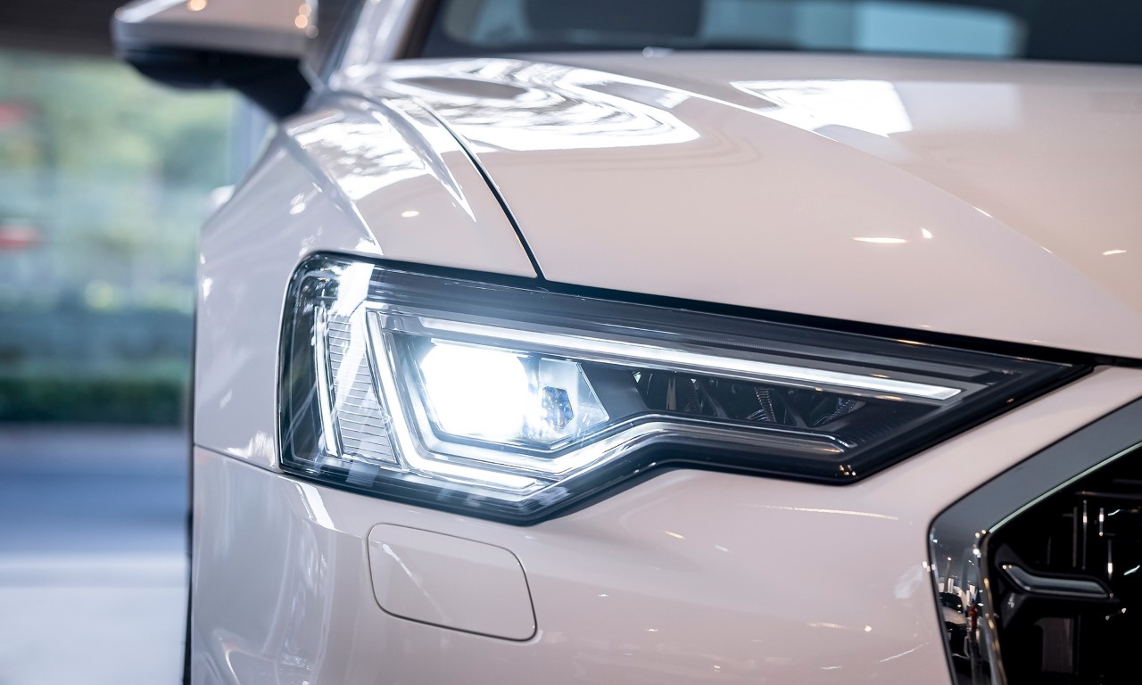 Sự kết hợp giữa 5 dải LED chiếu sáng ban ngày cùng 3 Module LED khối vuông giúp cho cụm đèn trông như cặp mắt đầy sắc sảo