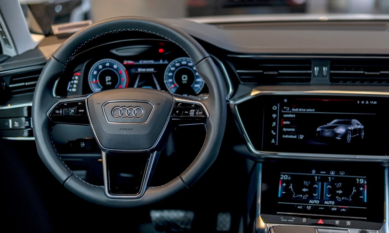 Nổi bật giữa khoang lái là vô lăng bọc da thể thao có thiết kế 4 chấu độc đáo, tích hợp đầy đủ các nút điều khiển cảm ứng tiện lợi