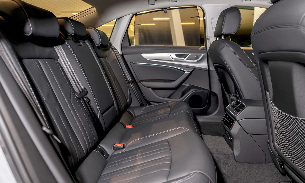 Hàng ghế sau rộng rãi, tiện nghi trên Audi A6 2025