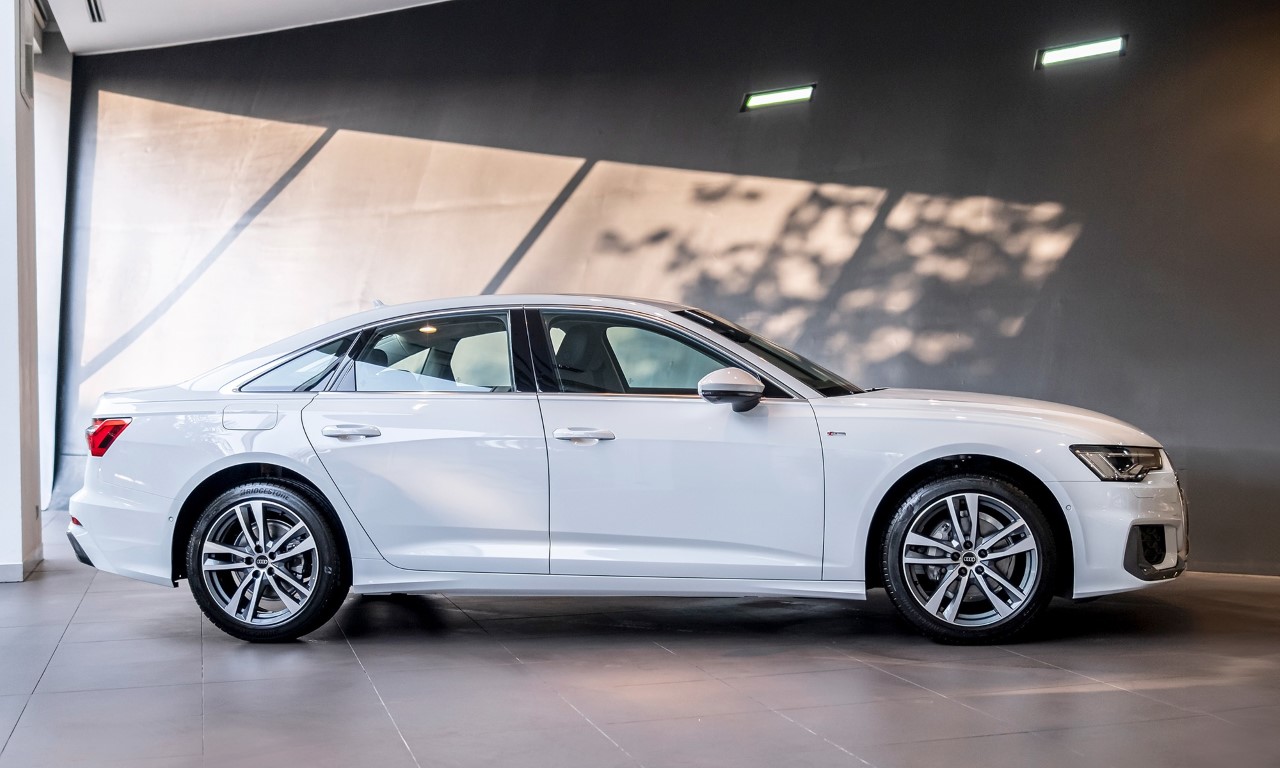 Thân xe Audi A6 45 TFSI Design 2025 khá liền lạc và bằng phẳng với viền cửa sổ mạ crom mờ cao cấp, trụ B sơn đen bóng, đi kèm tay nắm cửa sơn cùng màu