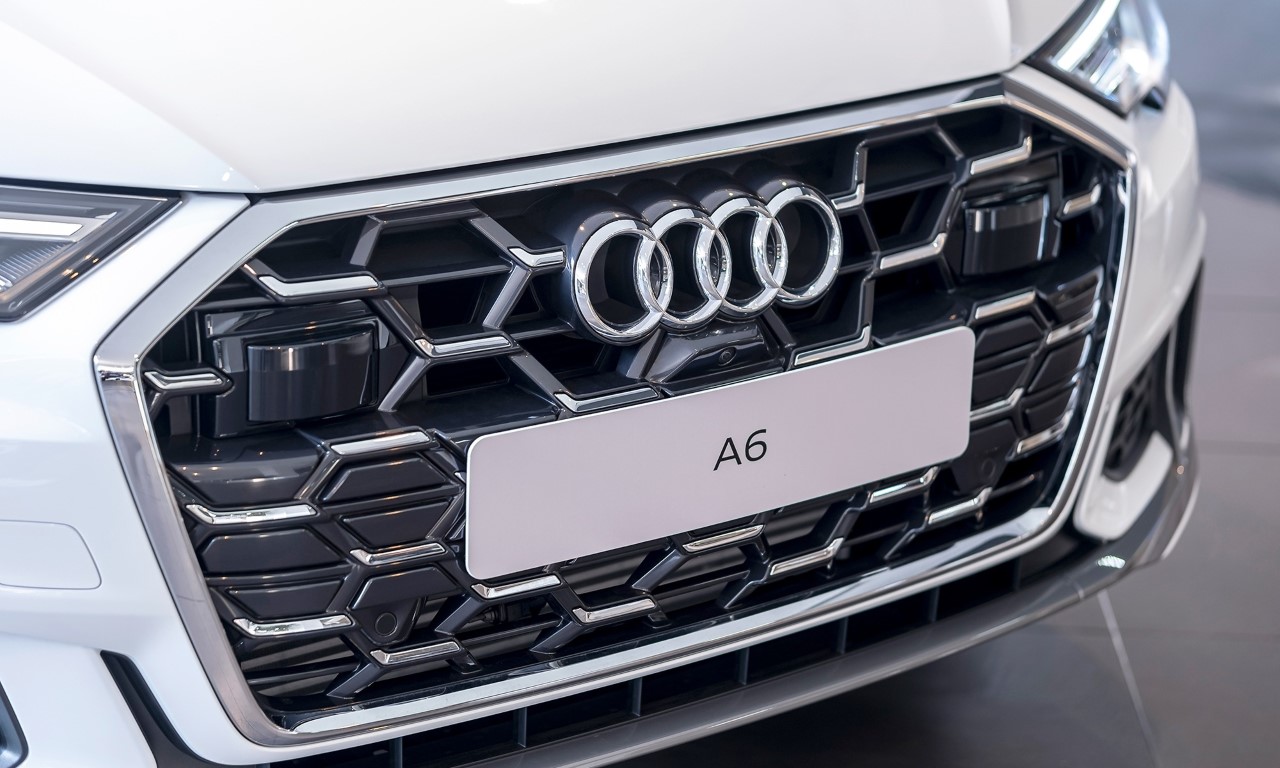 Đầu xe Audi A6 cuốn hút với lưới tản nhiệt lục giác khung đơn