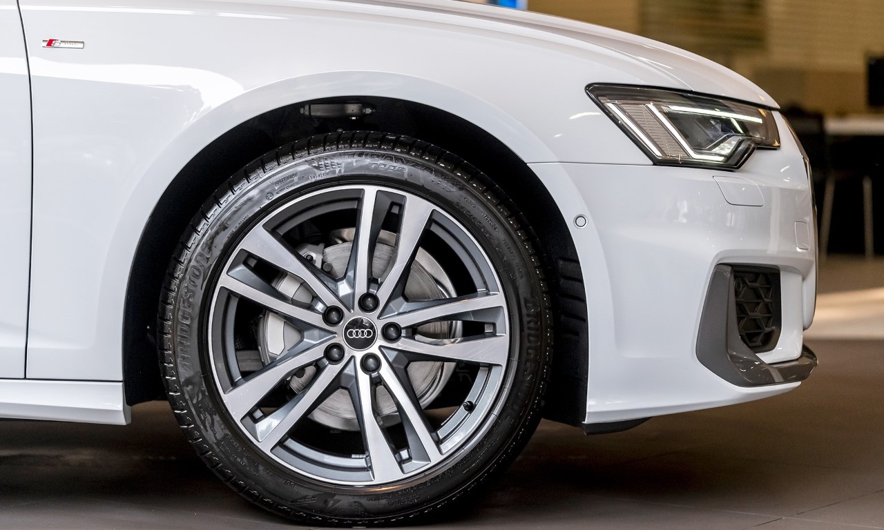 Audi A6 sử dụng bộ mâm 18 inch đa chấu theo phong cách sang trọng