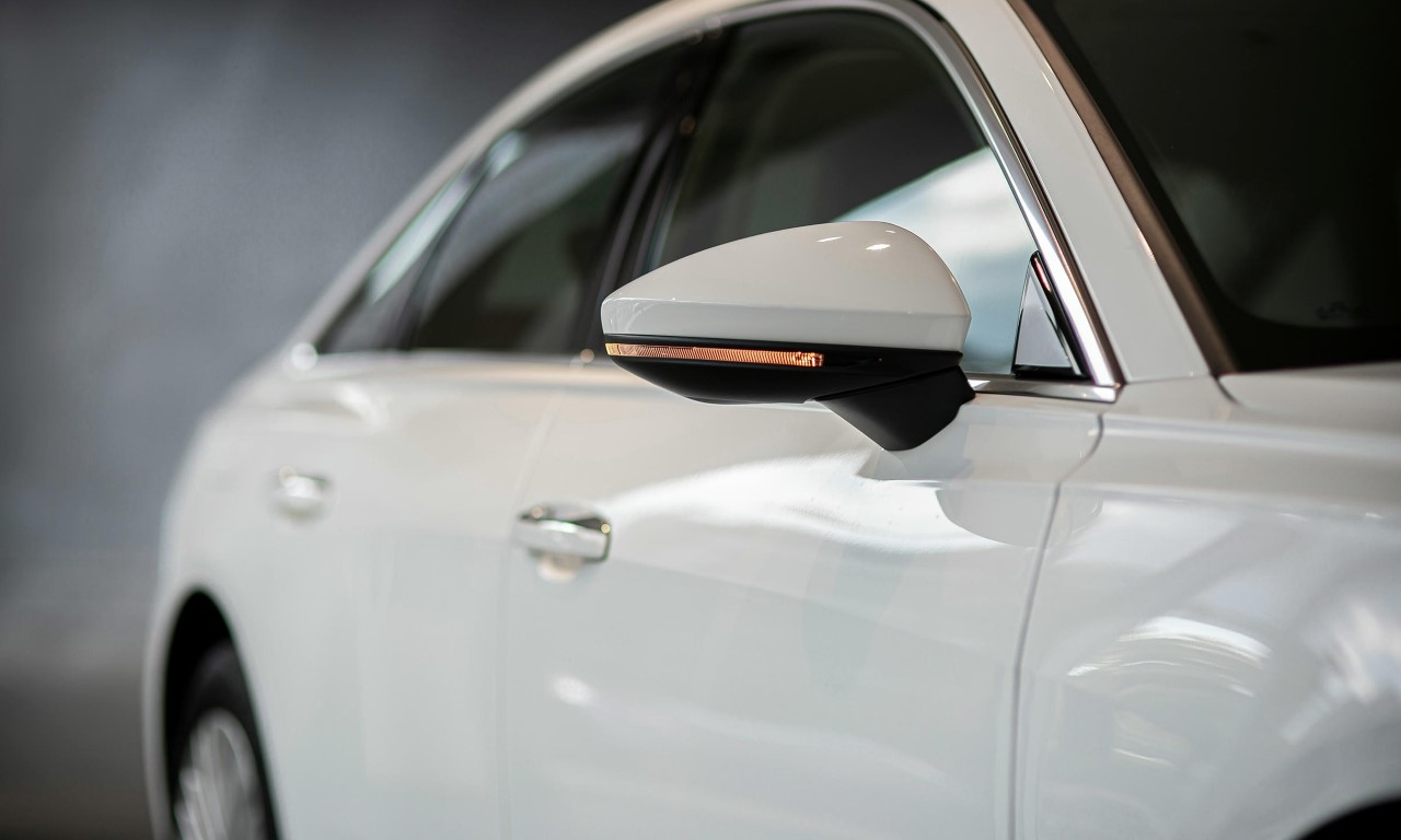 Gương chiếu hậu Audi A6 trang bị đầy đủ các tính năng hiện đại