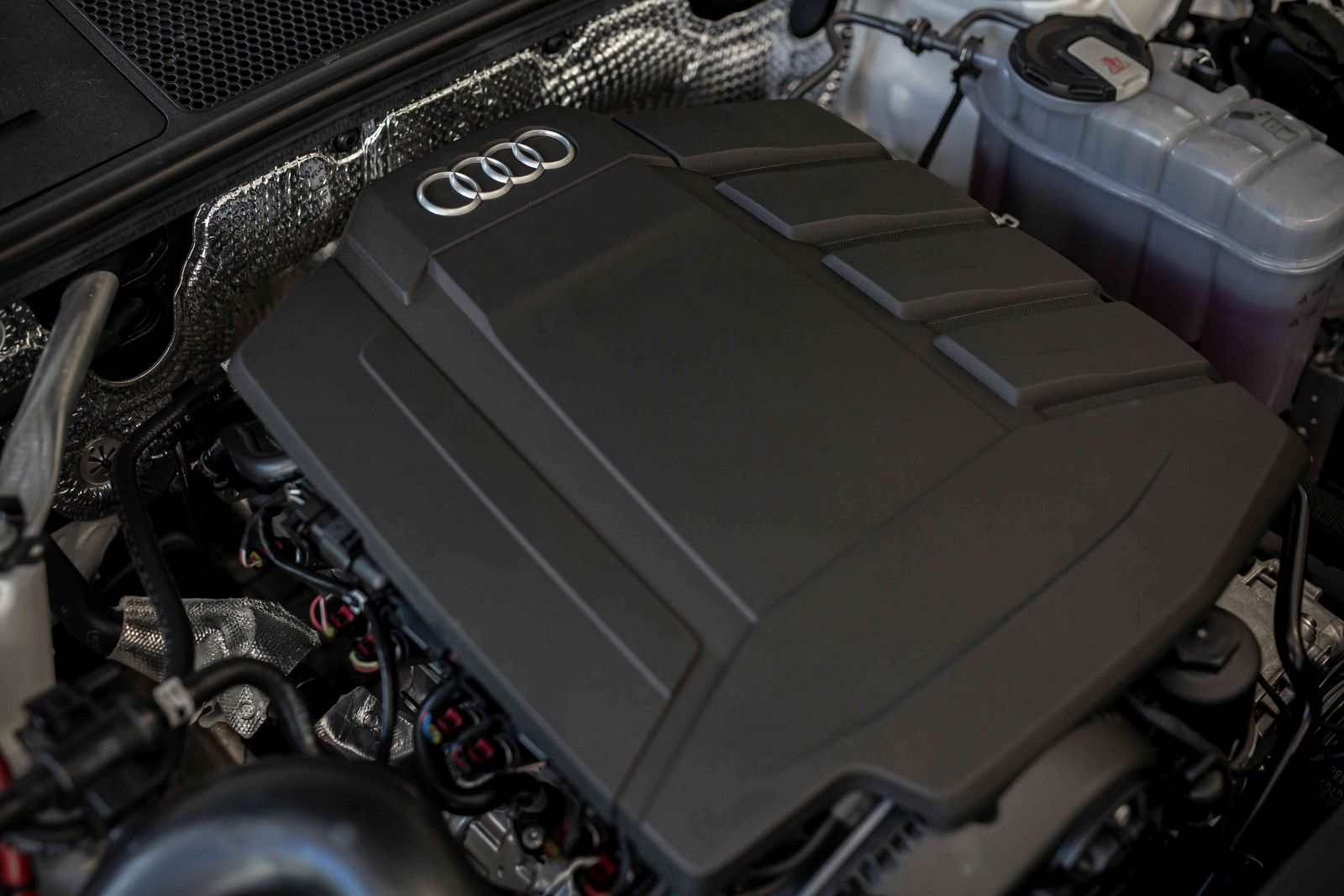  Cung cấp sức mạnh cho chiếc sedan cỡ trung nhà Audi là khối động cơ 2.0L TFSI 4 xi lanh thẳng hàng