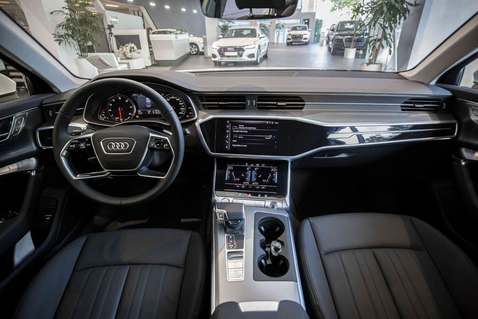 Audi A6 45 TFSI Design 2023 mang đến cho người dùng một không gian tràn ngập công nghệ hiện đại và không kém phần đẳng cấp với các vật liệu chất lượng cao