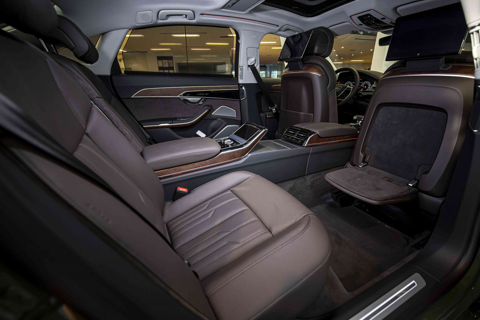 Hàng ghế sau trên Audi A8L Plus có bệ điều khiển trung tâm được tích hợp trong lưng ghế giữa