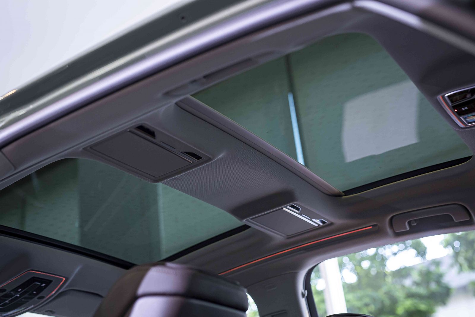 Cửa sổ trời 2 ngăn sang trọng trên Audi A8L 2023