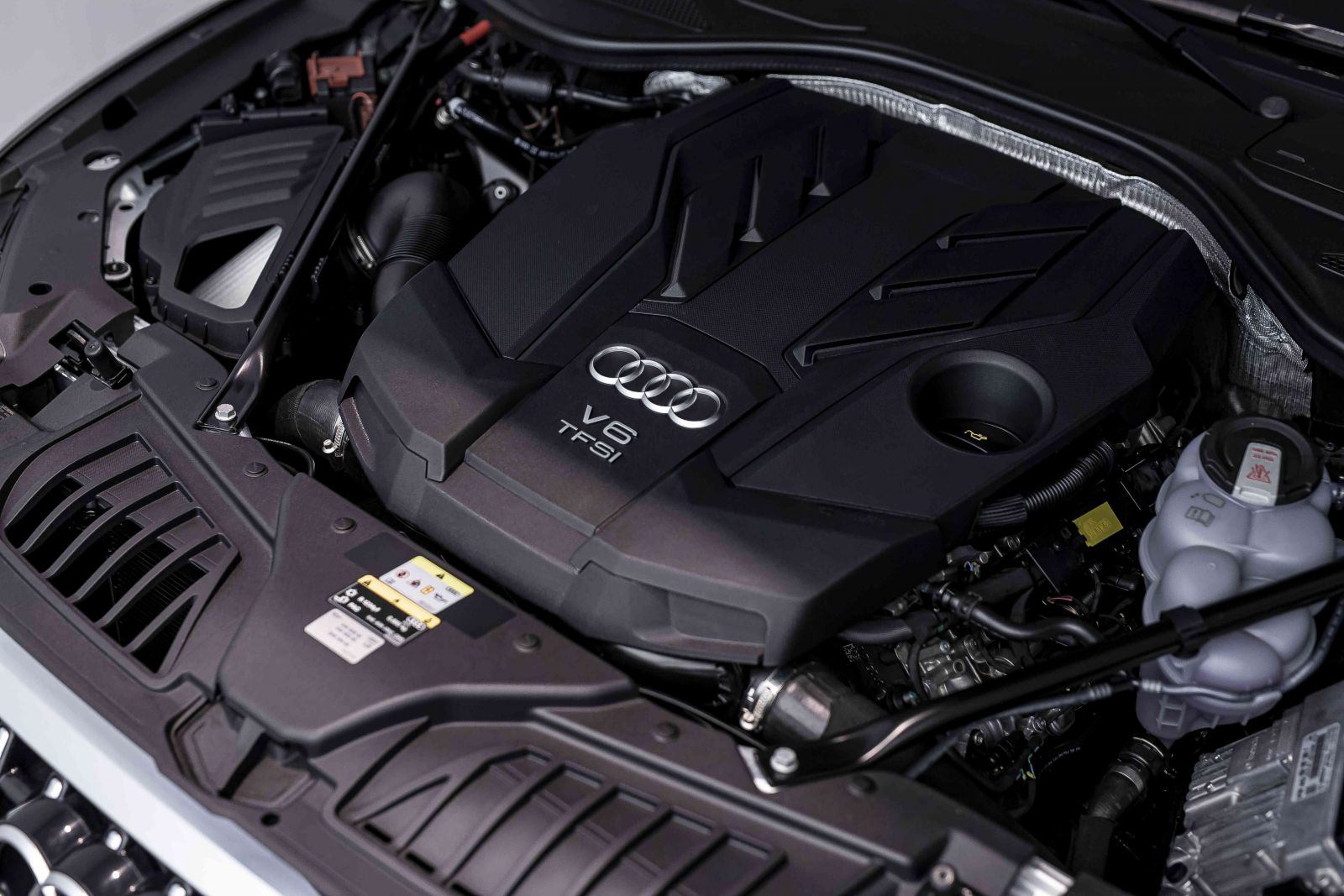 Audi A8 2023 được trang bị khối động cơ V6, 3.0 lít tăng áp kép đầy mạnh mẽ, kết hợp với công nghệ mild-hybrid