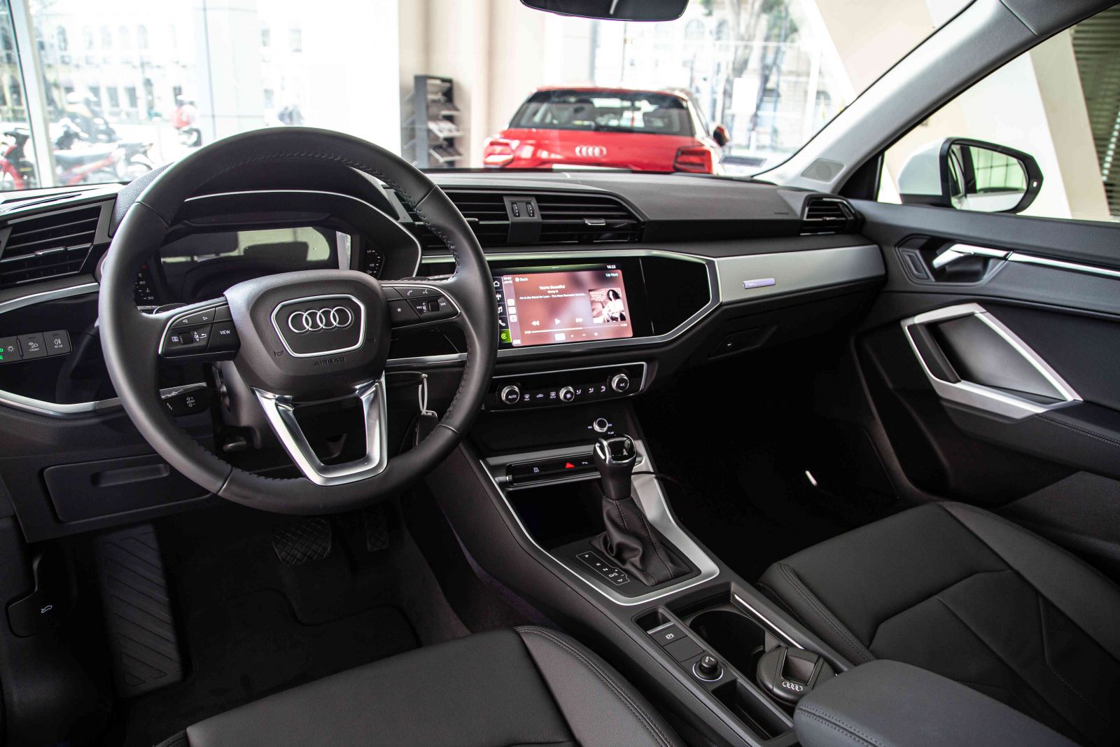 Khoang nội thất của Audi Q3 2023 được thiết kế theo phong cách tối giản nhưng vẫn toát lên vẻ đẳng cấp, sang trọng