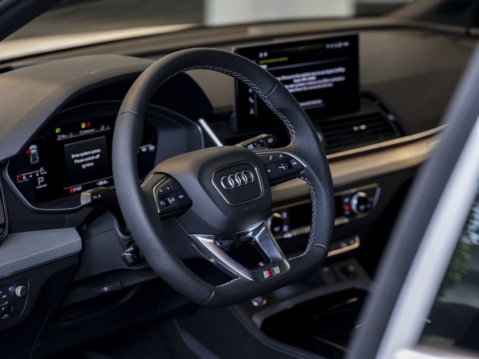 Vô-lăng của Audi Q5 45 S line được thiết kế dạng D-cut thể thao, bọc da mềm mại