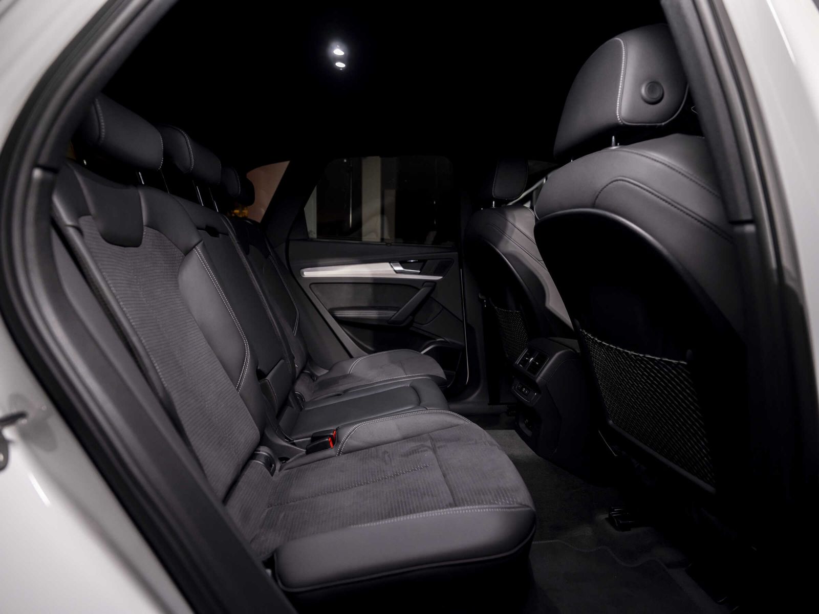 Hàng ghế sau của Audi Q5 2023 có đầy đủ 3 tựa đầu, hỗ trợ ngã, trượt ra phía sau và rèm che chỉnh cơ