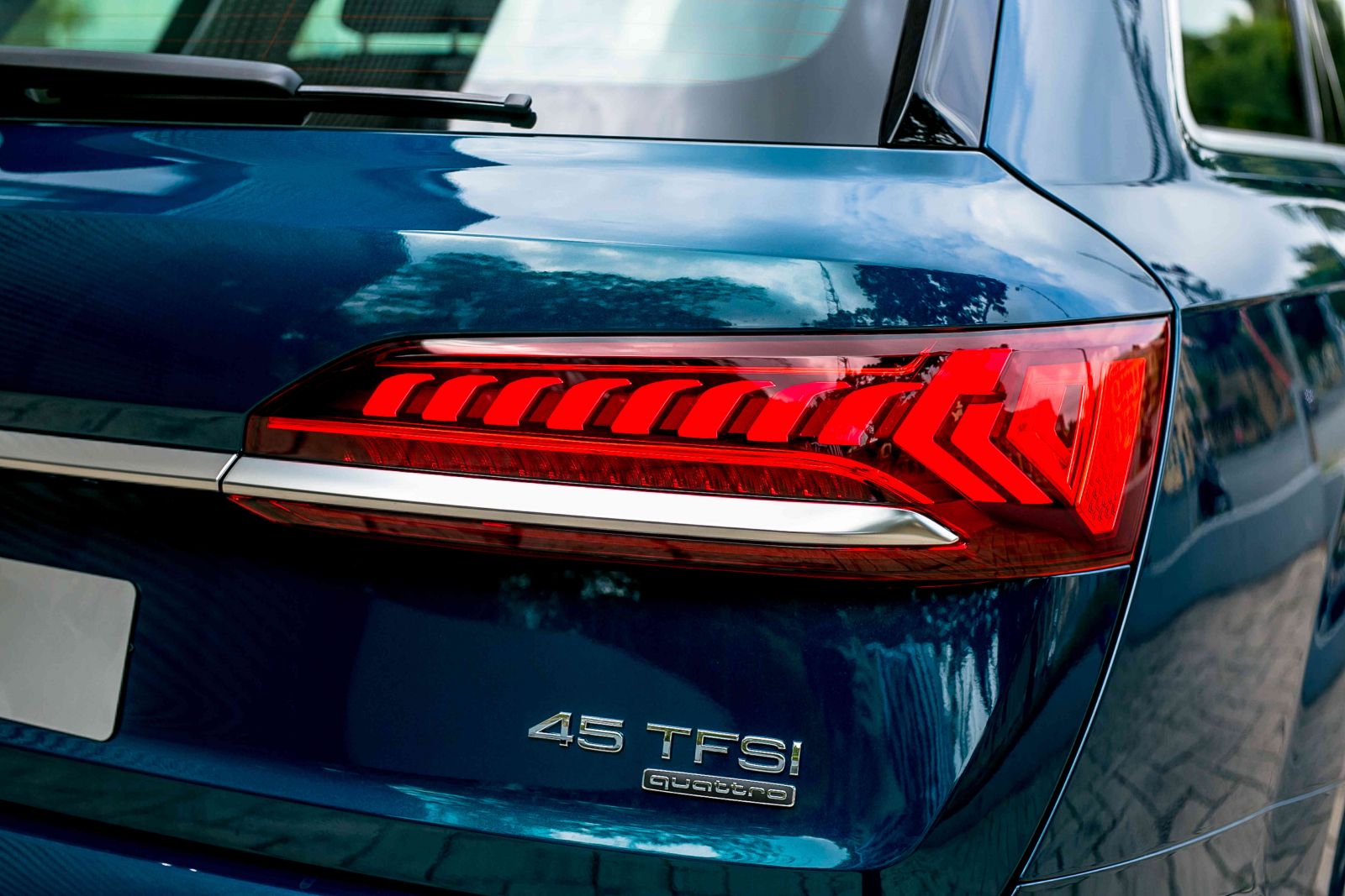 Cụm đèn hậu sắc sảo trên Audi Q7 2023