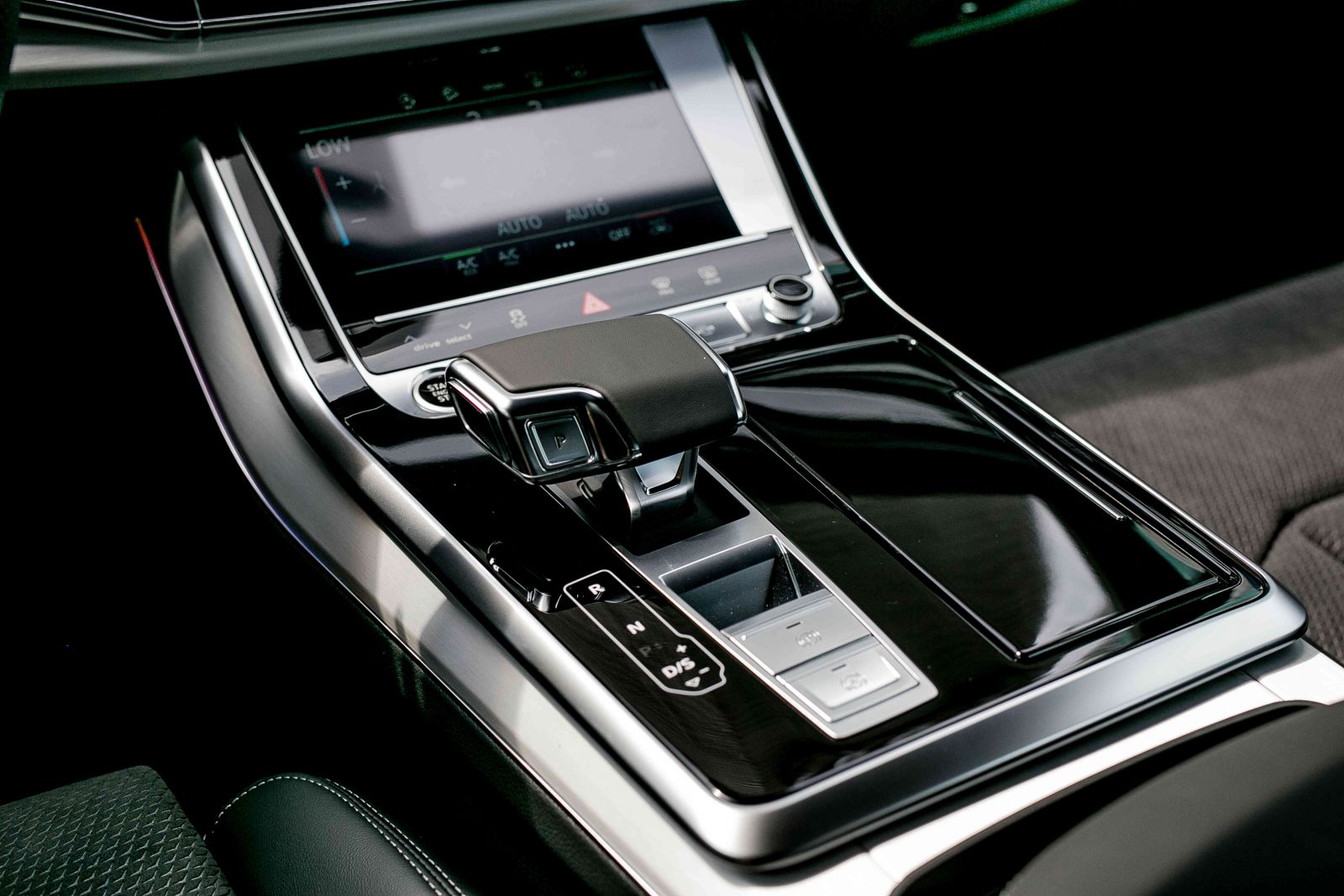 Cụm cần số sang trọng và tinh tế trên Audi Q7 2023