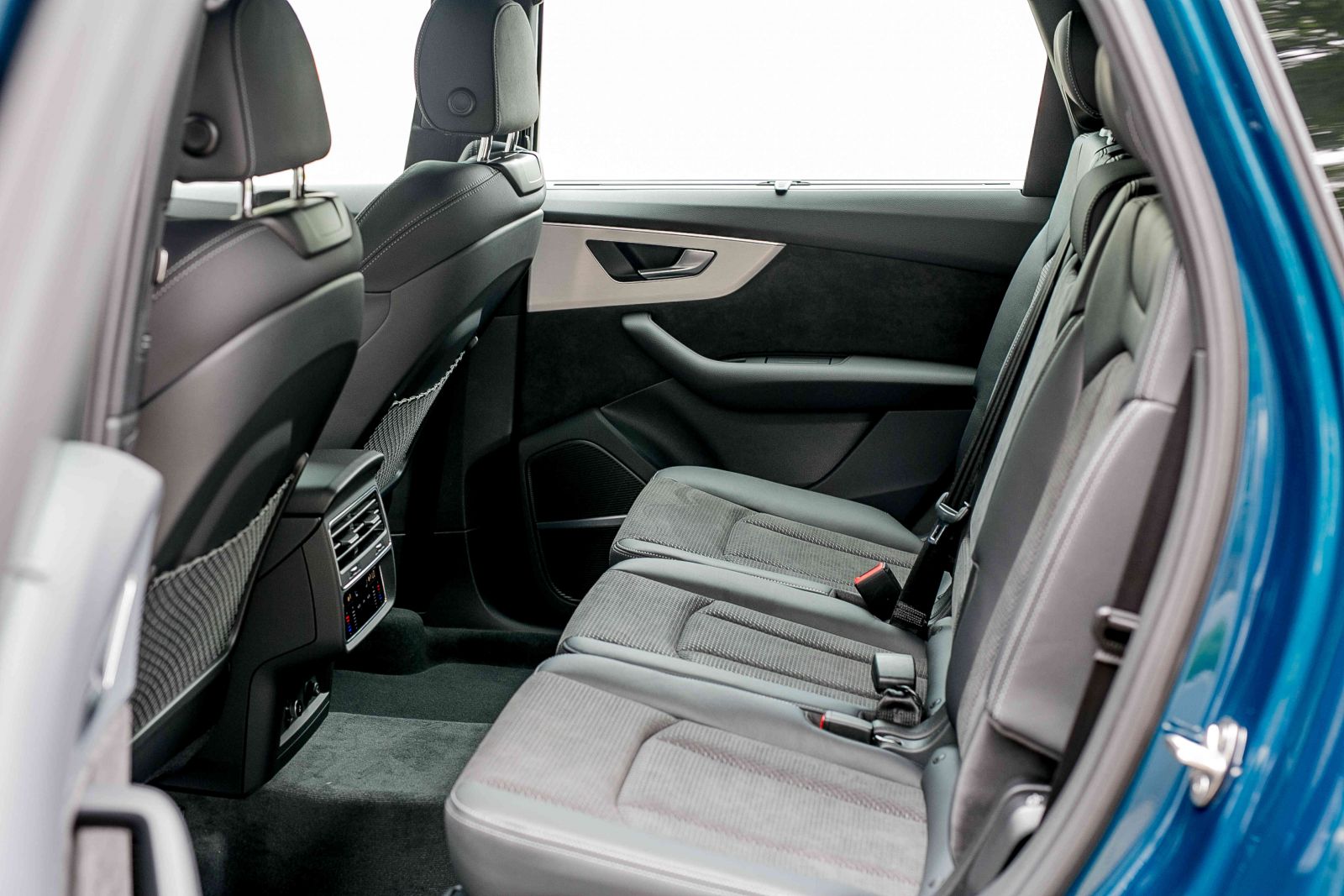 Vị trí hàng ghế thứ 2 rộng rãi trên Audi Q7 2023