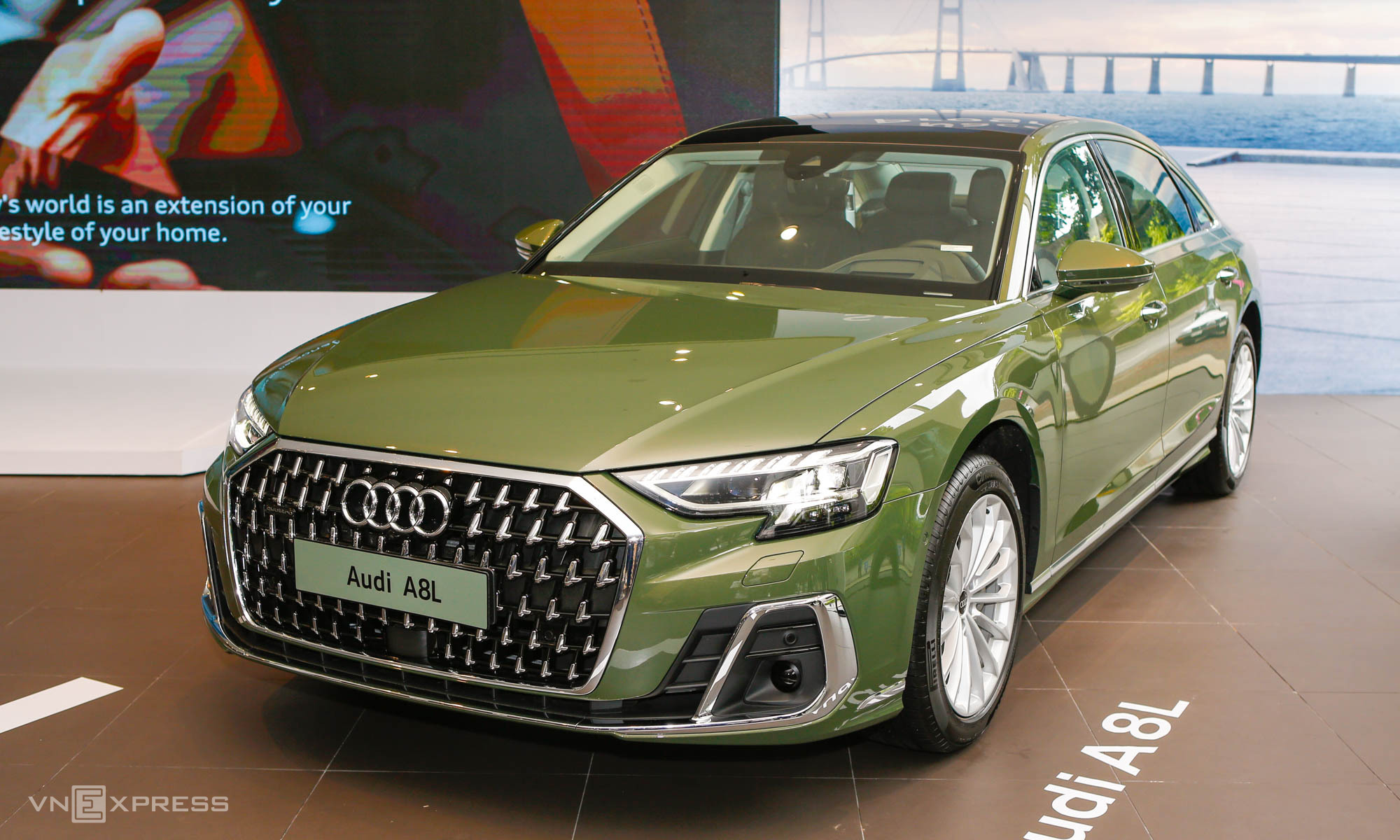 Audi A8L giảm giá cao nhất 382,55 triệu đồng. Ảnh: Lương Dũng