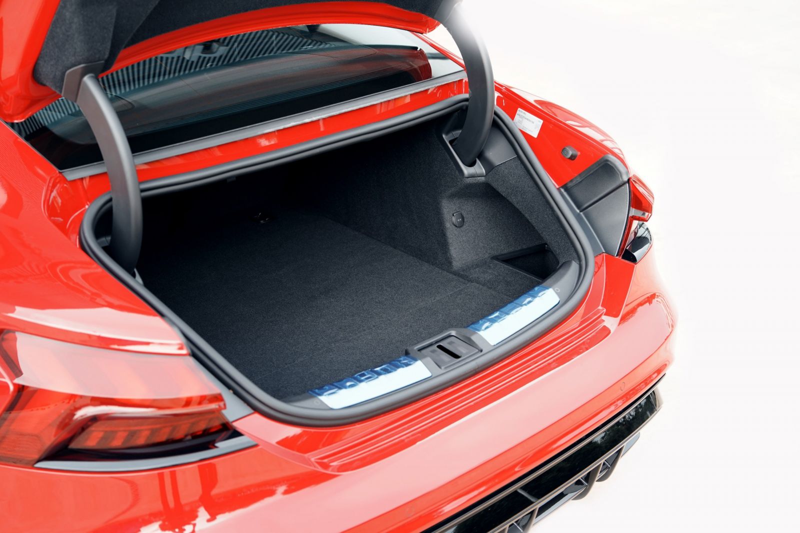 Là một chiếc xe điện, Audi e-tron GT quattro 2023 cung cấp hai khoang hành lý với dung tích 85 lít ở phía trước và 405 lít ở phía sau. Khi cần, khách hàng có thể gập hàng ghế sau theo tỷ lệ 40:20:40 để mở rộng thêm không gian chứa đồ.