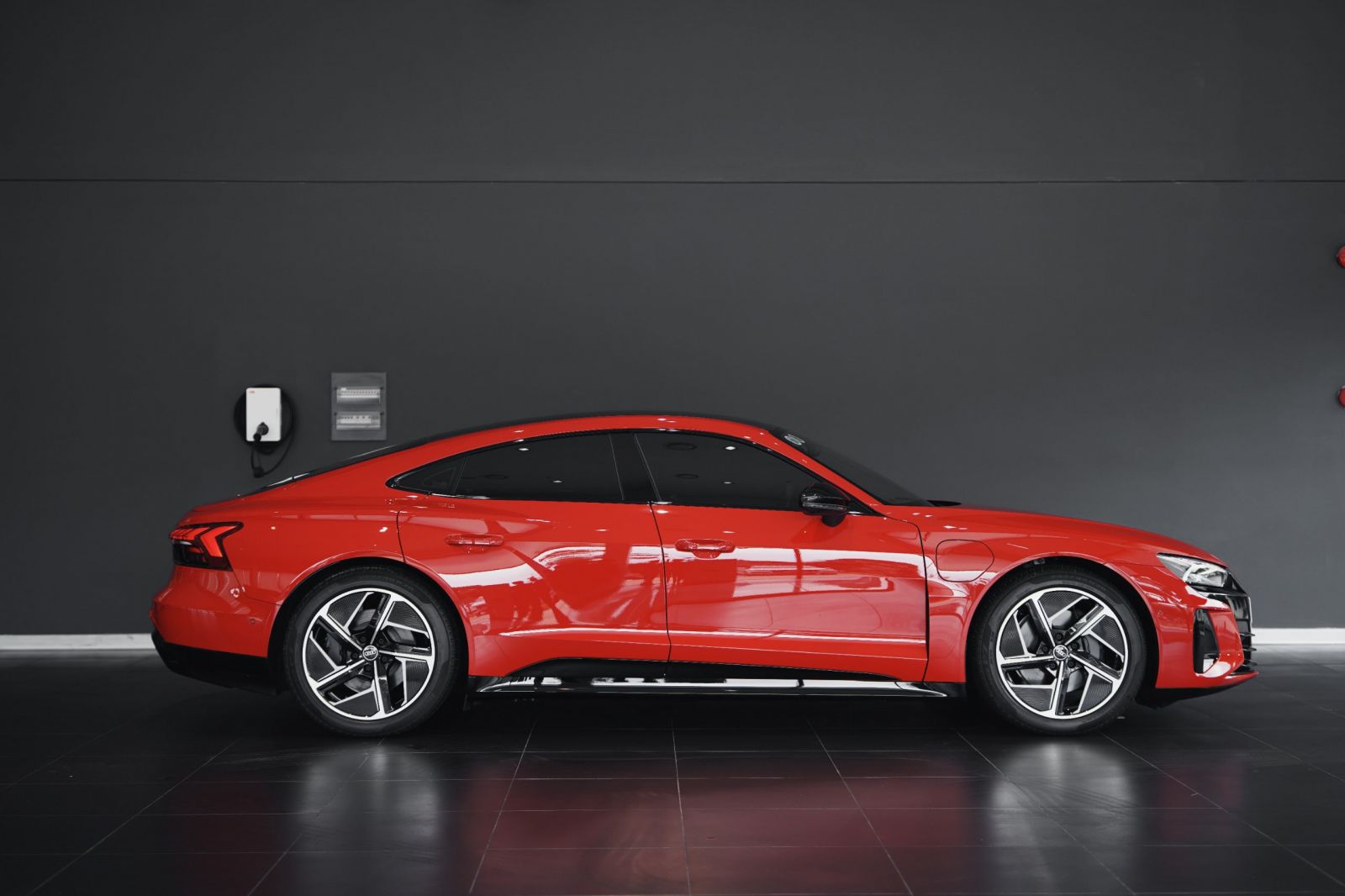 bên hông, Audi e-tron GT 2023 càng toát lên vẻ cá tính, thể thao nhờ kiểu dáng coupe với mui xe dài
