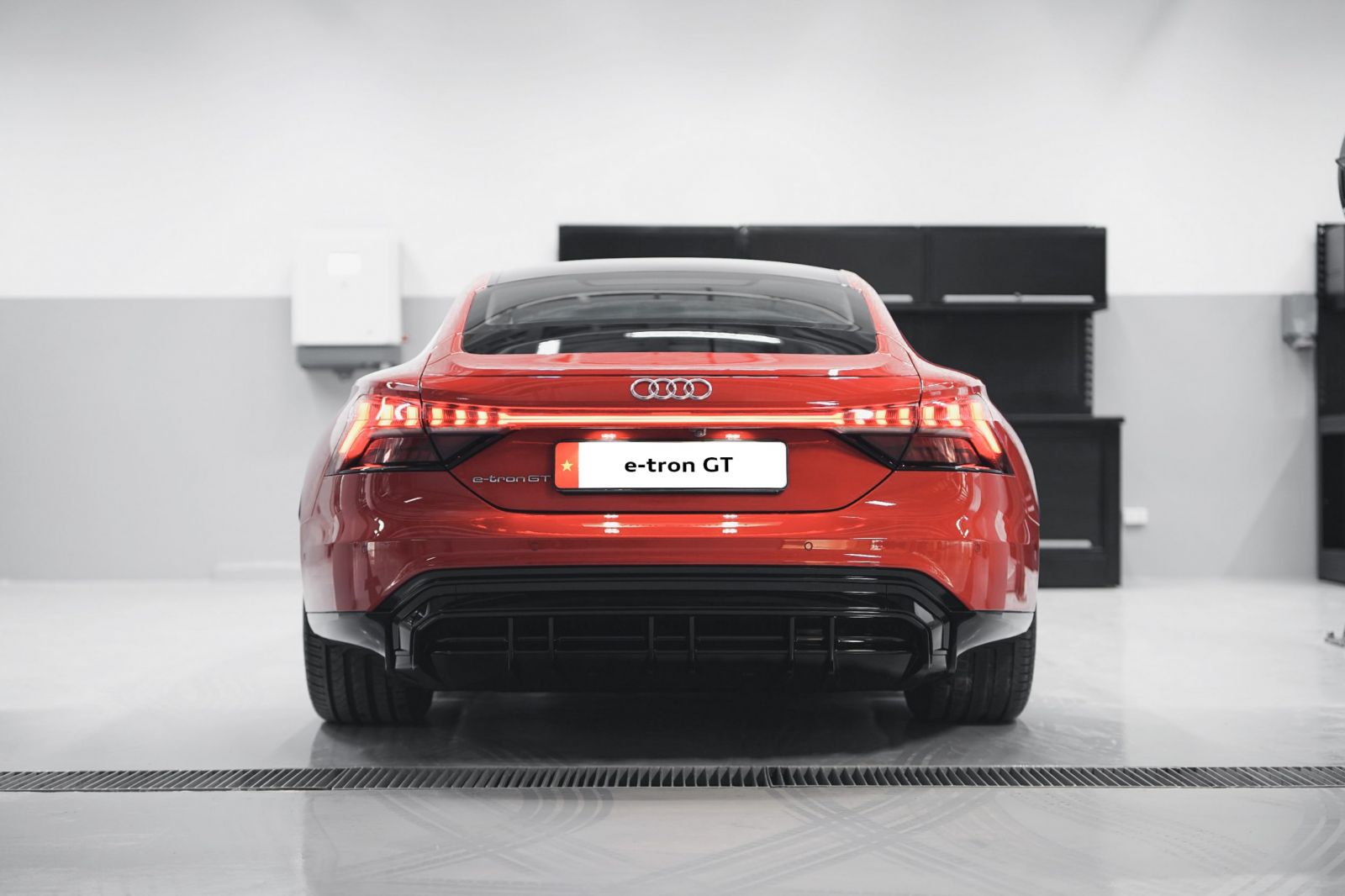 Đuôi xe Audi e-tron GT 2023 được bo tròn mềm mại