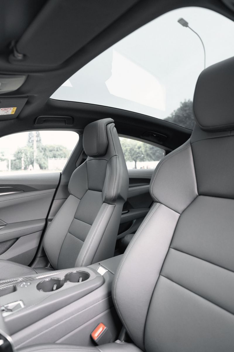Trần xe Audi e-tron GT 2023 bằng kính toàn cảnh không viền
