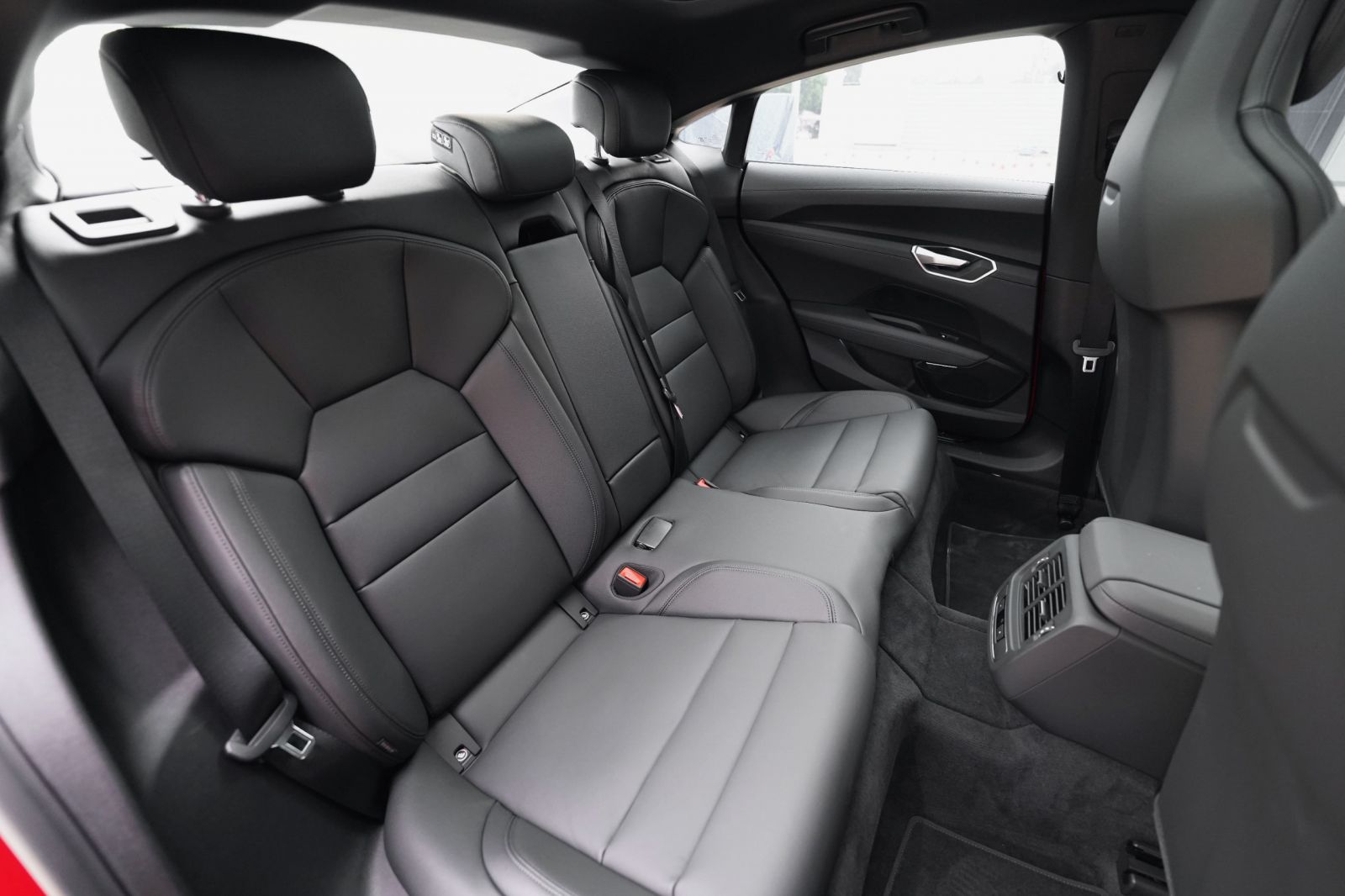 Không gian hàng ghế thứ 2 trên Audi e-tron GT 2023