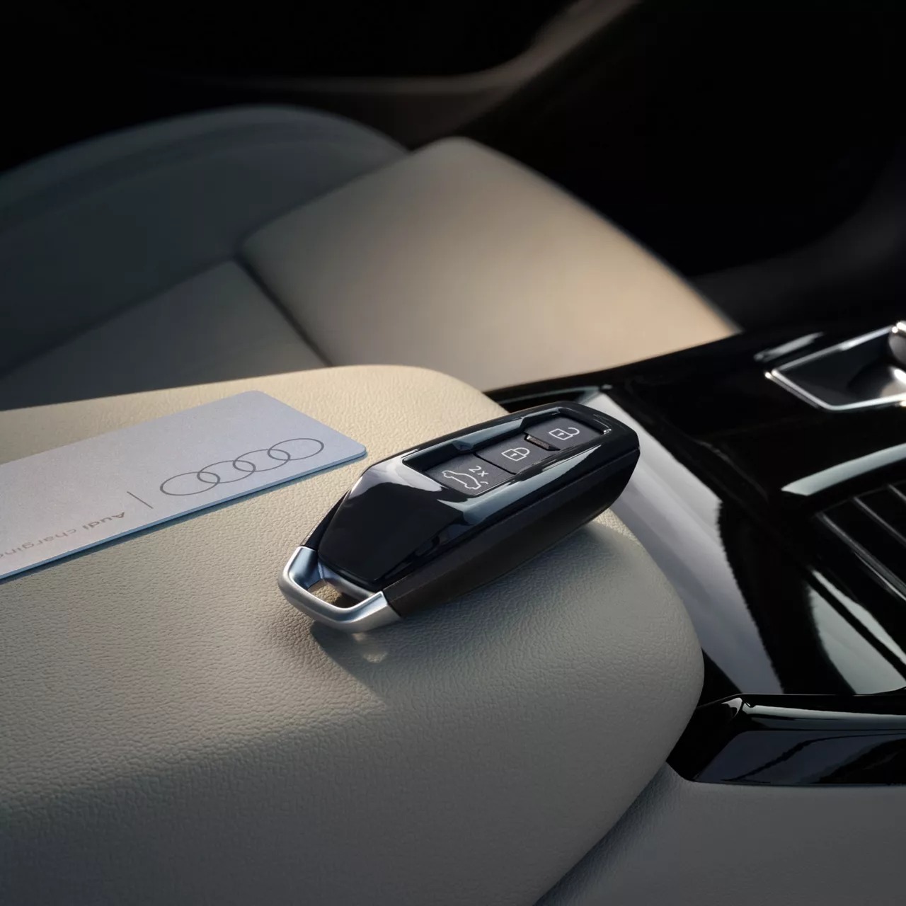 Ốp chìa khóa màu xám Magnet trên Audi Q6 E-Tron