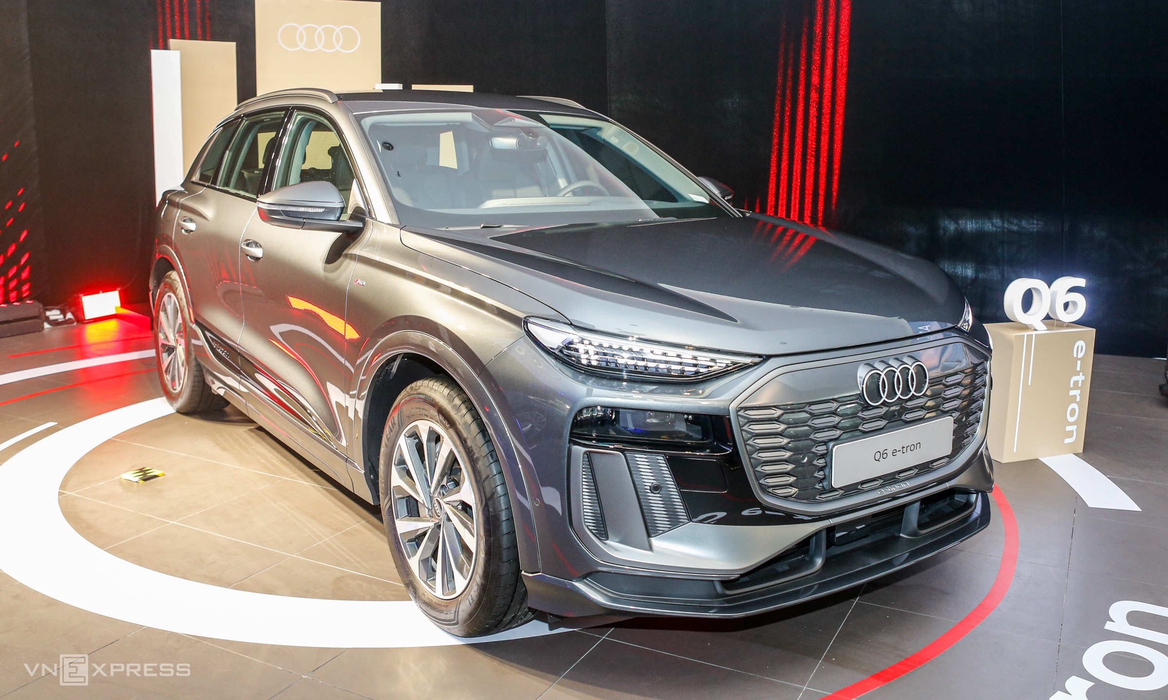 Crossover điện Audi Q6 e-tron ra mắt thị trường Việt Nam tại Hà Nội ngày 4/7.