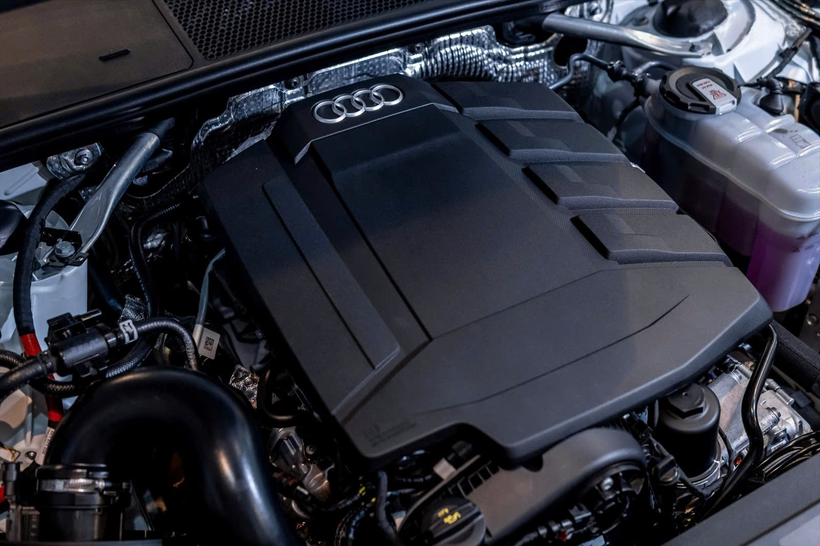 Cung cấp sức mạnh cho chiếc sedan cỡ trung nhà Audi là khối động cơ 2.0L TFSI 4 xi lanh thẳng hàng